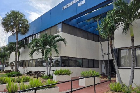 Купить коммерческую недвижимость в Майами, Флорида № 2034366 - фото 2