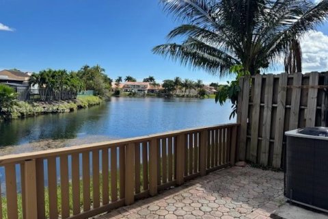 Townhouse in Miami, Florida 3 bedrooms, 126.35 sq.m. № 2043910