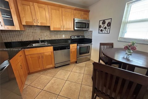 Condo in Hallandale Beach, Florida, 1 bedroom  № 1957208 - photo 12