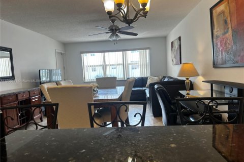 Condo in Hallandale Beach, Florida, 1 bedroom  № 1957208 - photo 5