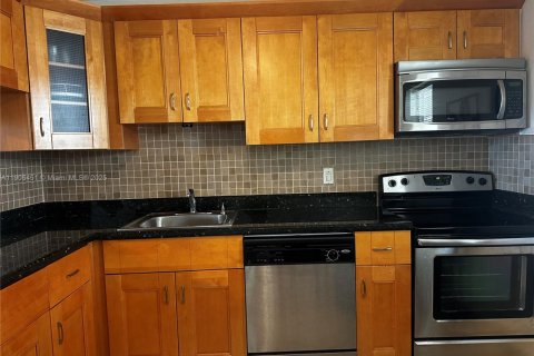 Condo in Hallandale Beach, Florida, 1 bedroom  № 1957208 - photo 10