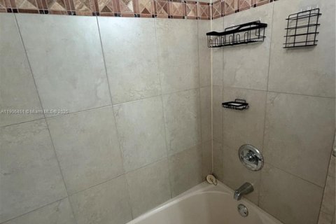 Condo in Hallandale Beach, Florida, 1 bedroom  № 1957208 - photo 22