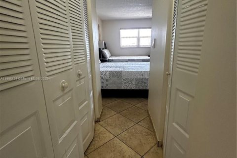 Condo in Hallandale Beach, Florida, 1 bedroom  № 1957208 - photo 24