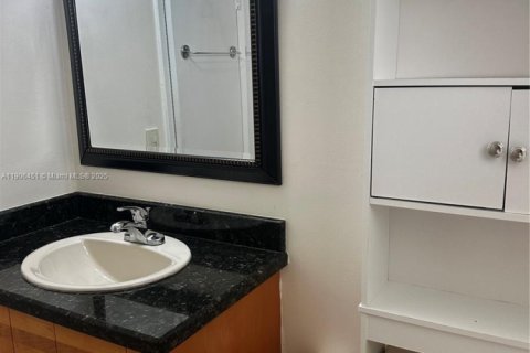 Condo in Hallandale Beach, Florida, 1 bedroom  № 1957208 - photo 23