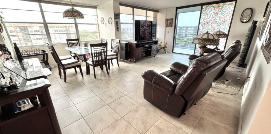Condominio en Pembroke Pines, Florida, 2 dormitorios № 1937016