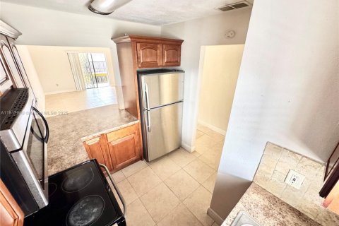 Condominio en venta en Hialeah, Florida, 2 dormitorios, 79.9 m2 № 1774589 - foto 5