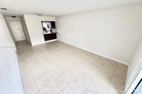 Condominio en venta en Hialeah, Florida, 2 dormitorios, 79.9 m2 № 1774589 - foto 2