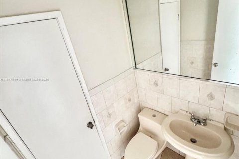 Condominio en venta en Hialeah, Florida, 2 dormitorios, 79.9 m2 № 1774589 - foto 13