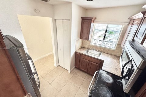 Condominio en venta en Hialeah, Florida, 2 dormitorios, 79.9 m2 № 1774589 - foto 6