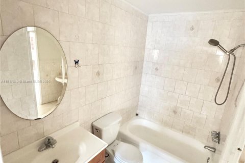 Condominio en venta en Hialeah, Florida, 2 dormitorios, 79.9 m2 № 1774589 - foto 14