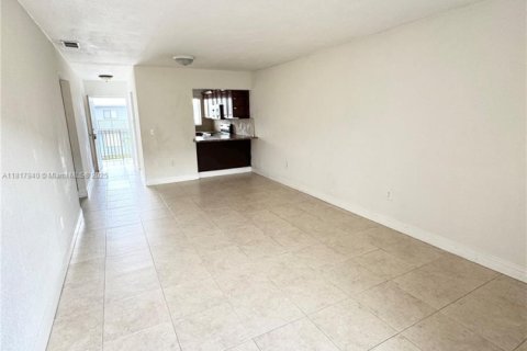 Condominio en venta en Hialeah, Florida, 2 dormitorios, 79.9 m2 № 1774589 - foto 1