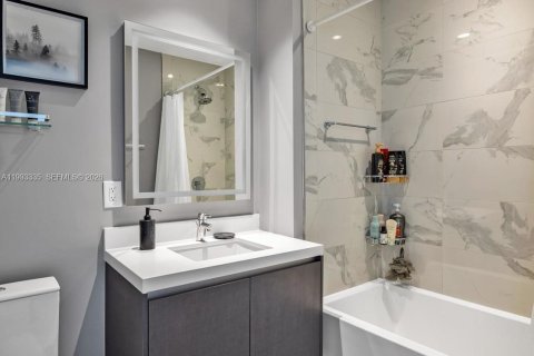 Condominio en venta en Miami, Florida, 3 dormitorios, 204.76 m2 № 2055808 - foto 9