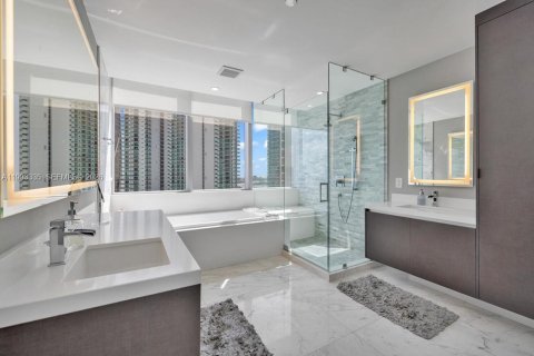 Condominio en venta en Miami, Florida, 3 dormitorios, 204.76 m2 № 2055808 - foto 21