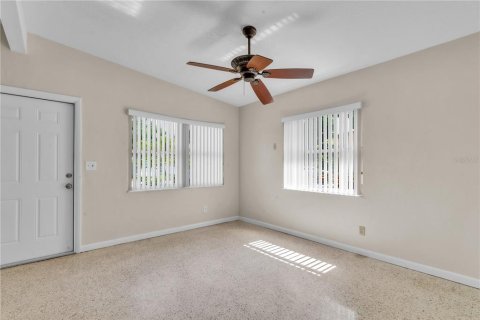 House in Saint Petersburg, Florida 3 bedrooms, 136.94 sq.m. № 1902856 - photo 6