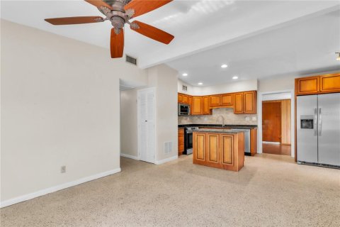 House in Saint Petersburg, Florida 3 bedrooms, 136.94 sq.m. № 1902856 - photo 5