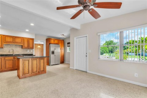 House in Saint Petersburg, Florida 3 bedrooms, 136.94 sq.m. № 1902856 - photo 3