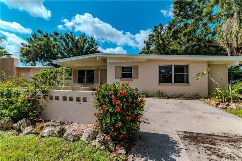 House in Saint Petersburg, Florida 3 bedrooms, 136.94 sq.m. № 1902856 - photo 1