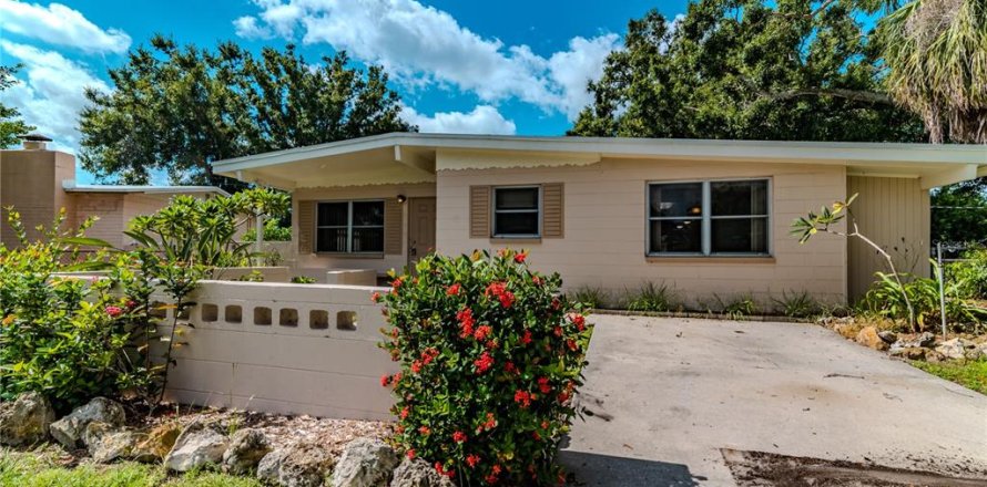 House in Saint Petersburg, Florida 3 bedrooms, 136.94 sq.m. № 1902856