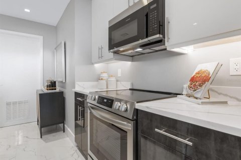 Condo in Sarasota, Florida, 1 bedroom  № 1010225 - photo 12