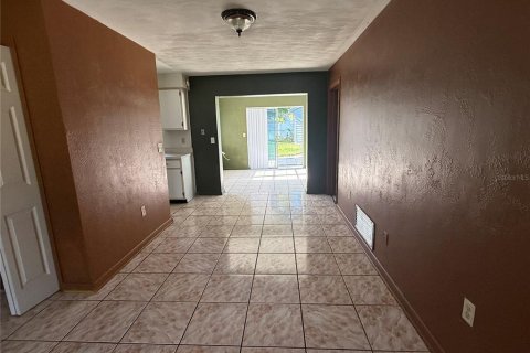 House in Orlando, Florida 3 bedrooms, 110.93 sq.m. № 2207990 - photo 5