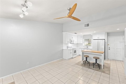 Touwnhouse à louer à Tampa, Floride: 2 chambres, 74.69 m2 № 2385600 - photo 7
