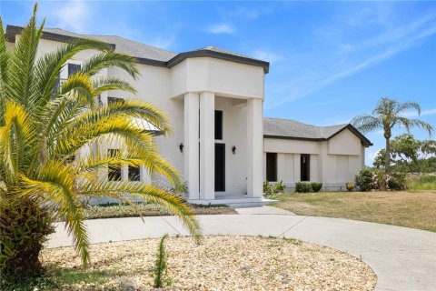 House in Clermont, Florida 5 bedrooms, 451.04 sq.m. № 2216999 - photo 4