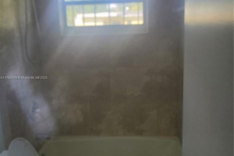 Casa en venta en Miami, Florida, 3 dormitorios, 73.58 m2 № 1938568 - foto 12