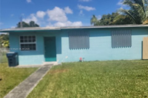 Casa en venta en Miami, Florida, 3 dormitorios, 73.58 m2 № 1938568 - foto 1
