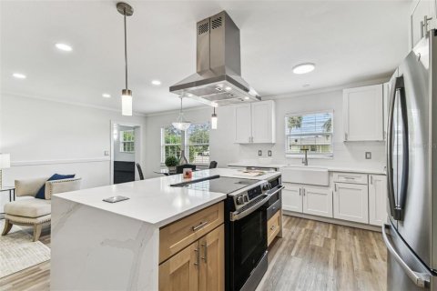 House in Tampa, Florida 4 bedrooms, 152.17 sq.m. № 1829658 - photo 5