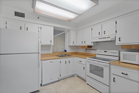 Condo in Deerfield Beach, Florida, 2 bedrooms  № 2181678 - photo 2