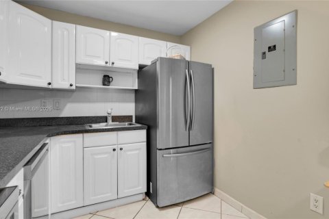 Copropriété à vendre à Hollywood, Floride: 2 chambres, 116.13 m2 № 1970890 - photo 13