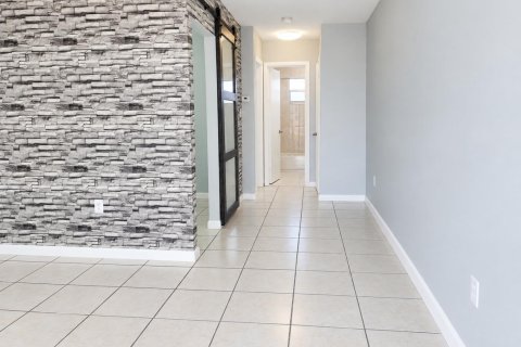 Appartement à louer à Miramar, Floride: 2 chambres, 60.39 m2 № 2412335 - photo 4