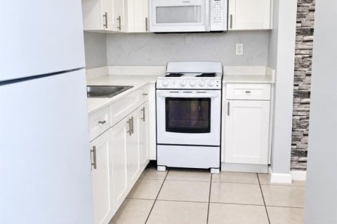 Appartement à louer à Miramar, Floride: 2 chambres, 60.39 m2 № 2412335 - photo 2