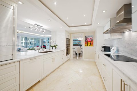 Condo in Bal Harbour, Florida, 3 bedrooms  № 1936525 - photo 12