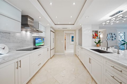 Condo in Bal Harbour, Florida, 3 bedrooms  № 1936525 - photo 14