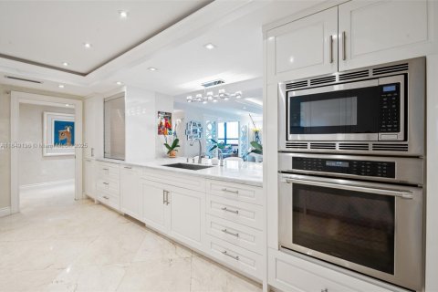 Condo in Bal Harbour, Florida, 3 bedrooms  № 1936525 - photo 13