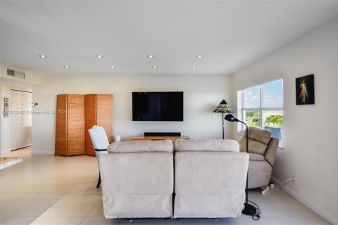 Condo in Hallandale Beach, Florida, 2 bedrooms  № 1973425 - photo 5