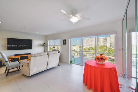 Condo in Hallandale Beach, Florida, 2 bedrooms  № 1973425 - photo 4