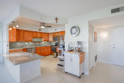 Condo in Hallandale Beach, Florida, 2 bedrooms  № 1973425 - photo 6