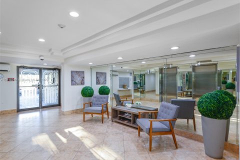 Condo in Hallandale Beach, Florida, 2 bedrooms  № 1973425 - photo 22