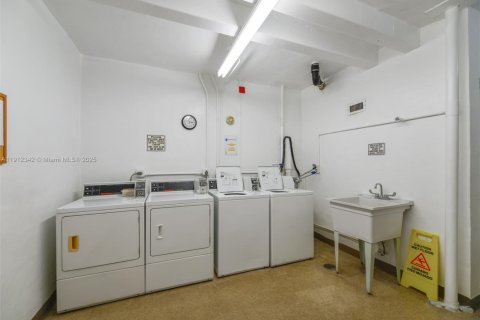 Condo in Hallandale Beach, Florida, 2 bedrooms  № 1973425 - photo 21