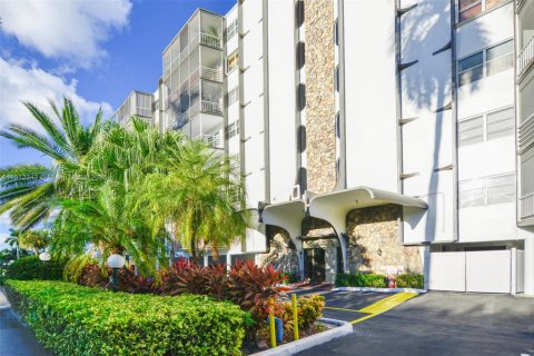 Condo in Hallandale Beach, Florida, 2 bedrooms  № 1973425 - photo 29