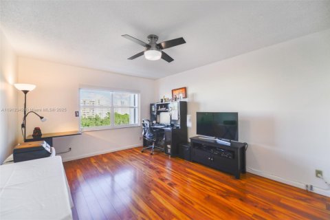 Condo in Hallandale Beach, Florida, 2 bedrooms  № 1973425 - photo 17