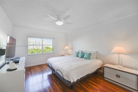 Condo in Hallandale Beach, Florida, 2 bedrooms  № 1973425 - photo 10