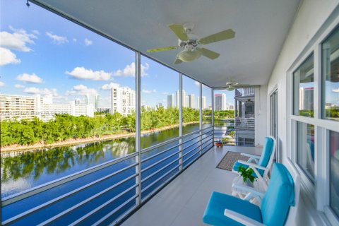 Condo in Hallandale Beach, Florida, 2 bedrooms  № 1973425 - photo 20