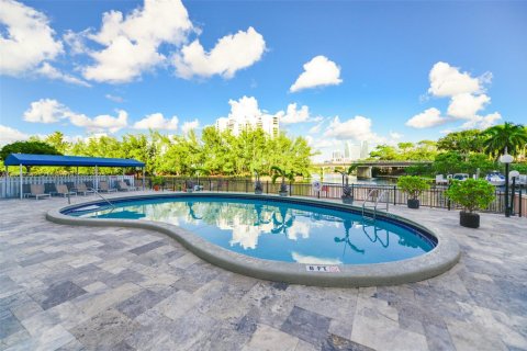 Condo in Hallandale Beach, Florida, 2 bedrooms  № 1973425 - photo 25