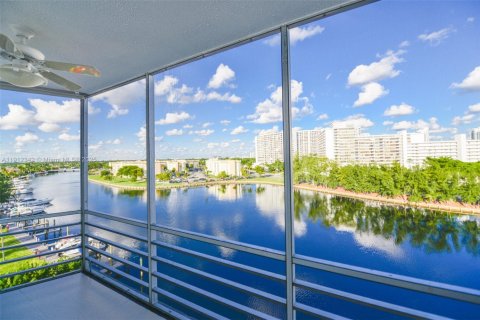 Condo in Hallandale Beach, Florida, 2 bedrooms  № 1973425 - photo 1