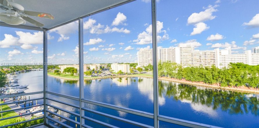 Condo in Hallandale Beach, Florida, 2 bedrooms  № 1973425