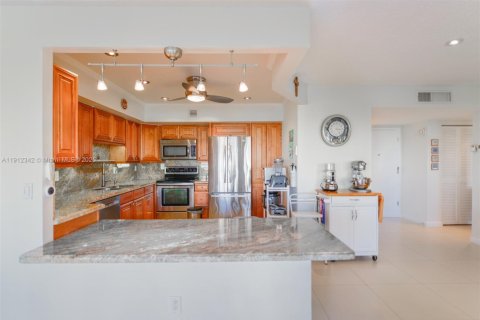 Condo in Hallandale Beach, Florida, 2 bedrooms  № 1973425 - photo 7