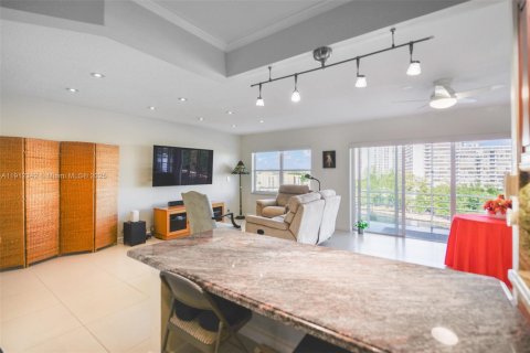 Condo in Hallandale Beach, Florida, 2 bedrooms  № 1973425 - photo 9